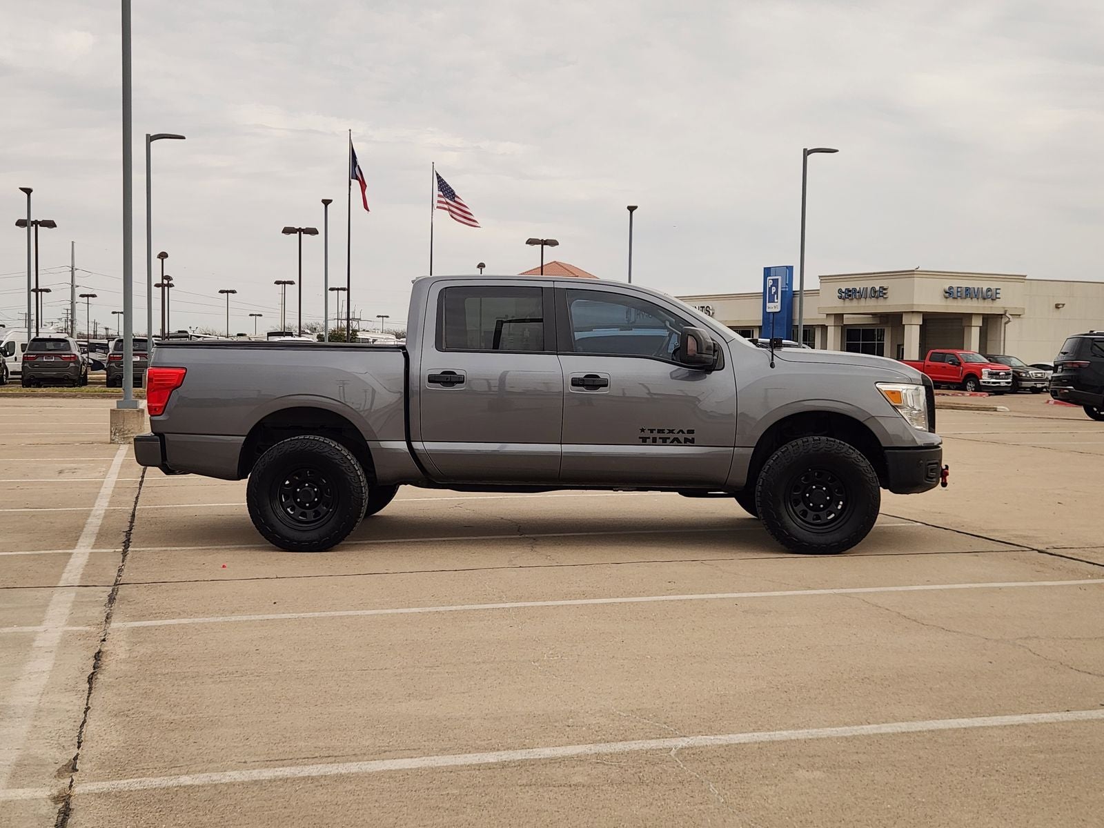 2018 Nissan TITAN SV