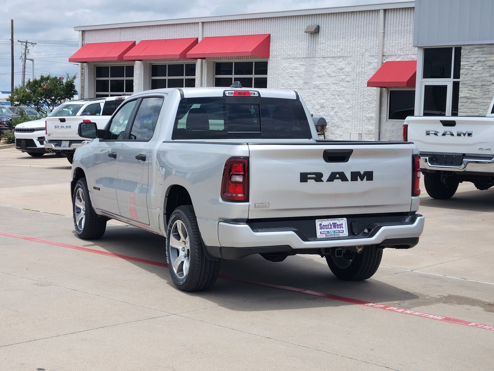 2026 RAM Ram 1500 RAM 1500 EXPRESS CREW CAB 4X2 5'7' BOX