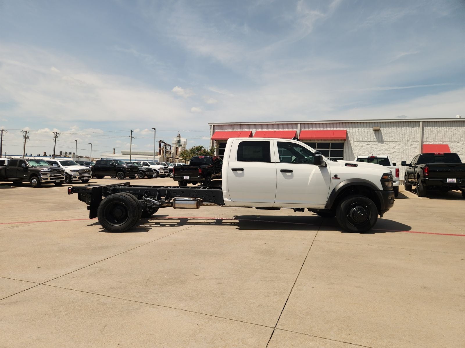 2026 RAM 5500 Chassis RAM 5500 TRADESMAN CHASSIS CREW CAB 4X4 84' CA