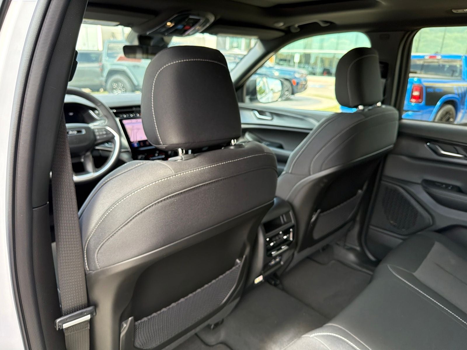 2027 Jeep Grand Cherokee GRAND CHEROKEE LAREDO X 4X2