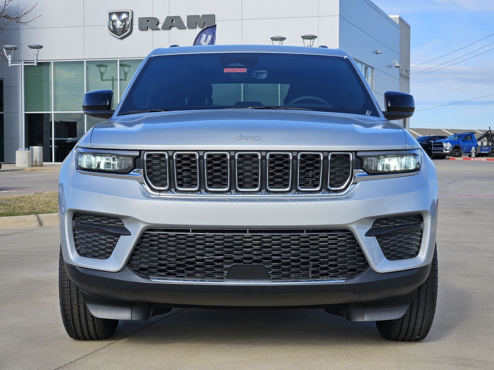 2025 Jeep Grand Cherokee GRAND CHEROKEE LAREDO 4X4