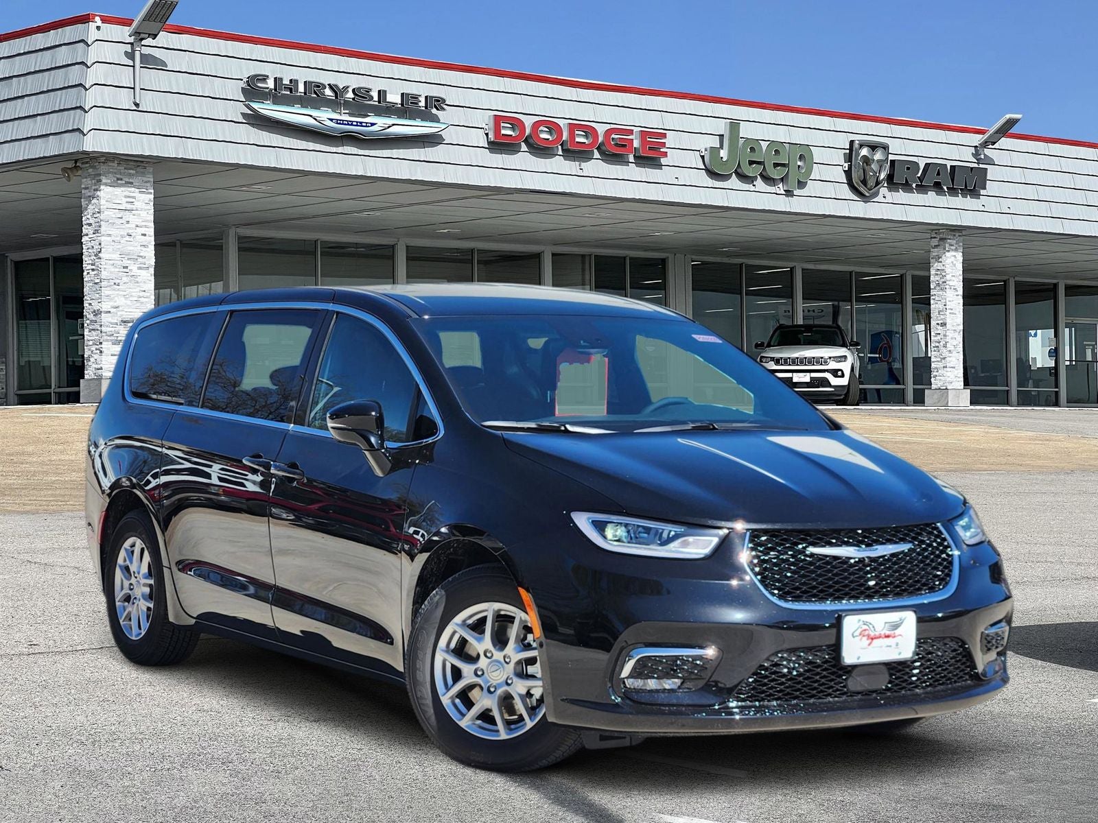 2026 Chrysler Pacifica Select's photo