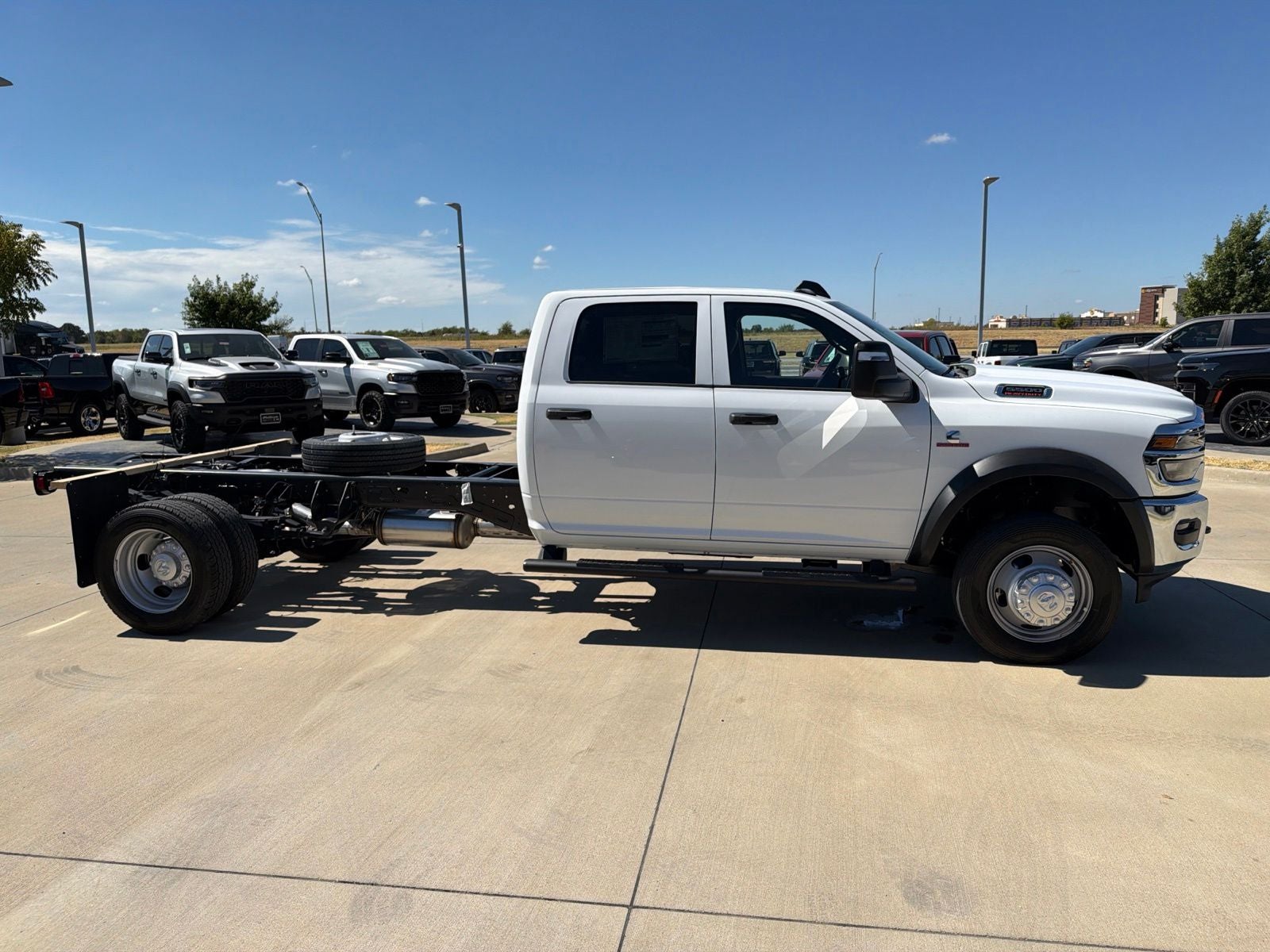 2027 RAM Ram 5500 Chassis Cab RAM 5500 TRADESMAN CHASSIS CREW CAB 4X4 84' CA