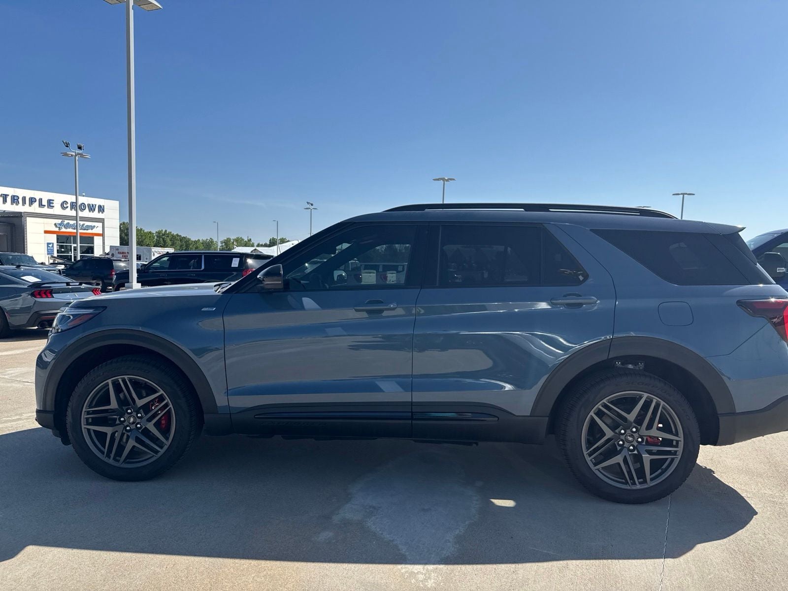 2025 Ford Explorer ST-Line