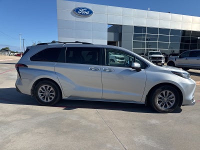 2022 Toyota Sienna XLE 8 Passenger